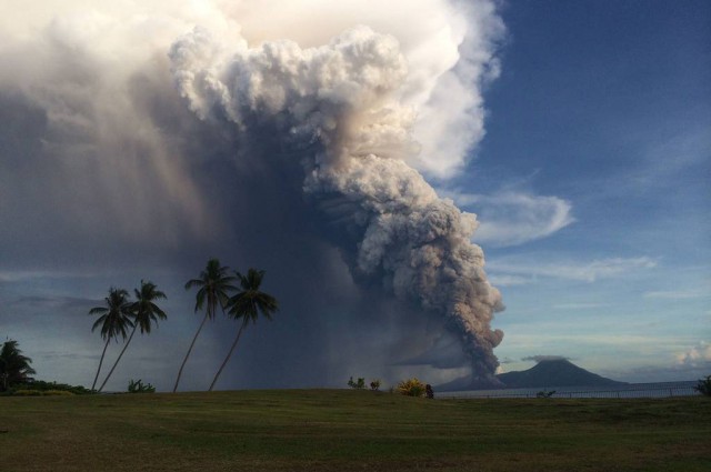 Началось извержение двух крупных вулканов