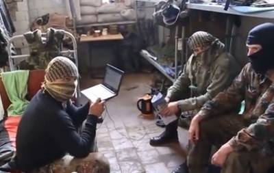 Карателям в зоне "АТО" выдают обувь из бумаги