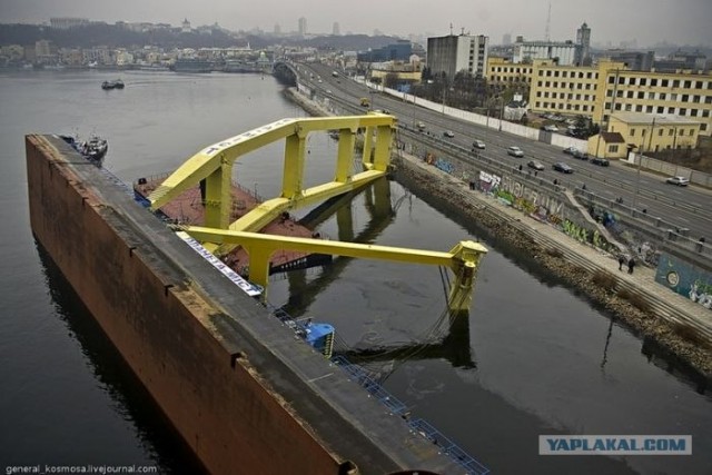 В Киеве упал кран