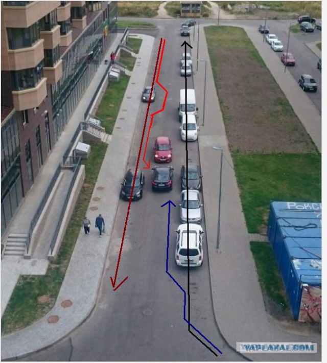 Две дамы не могут определить, кому уступать!