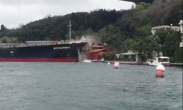 В Турции временно закрыт проход через Босфор из-за того, что танкер врезался в здание