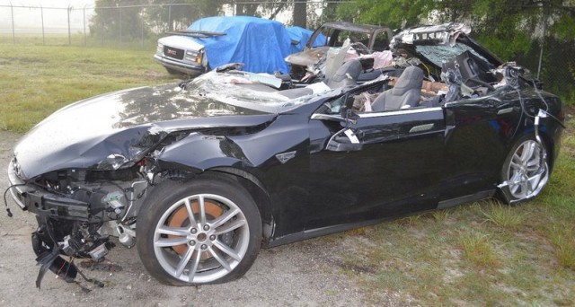 Владелец Tesla придумал способ, как не платить за парковку. Впечатлился даже Илон Маск