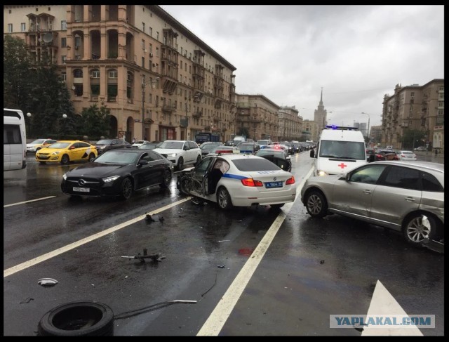 Регистратор снял столкновение автомобилей на Кутузовском проспекте
