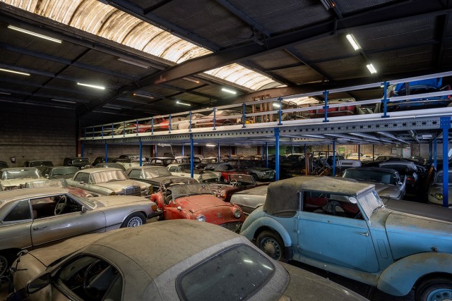 Коллекция из 230 классических автомобилей Recluse выставлена на аукцион после находки в сарае