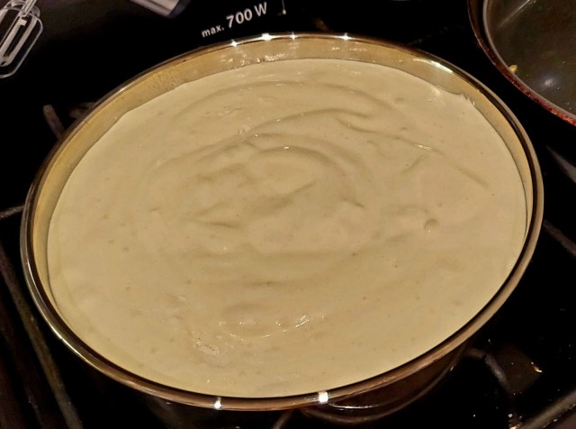 Два бисквитных торта: белый и шоколадный