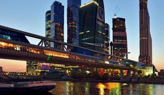 Разбирают вестибюль моста Багратион.