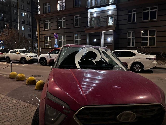 В Новой Москве неизвестный обливает кефиром машины за неправильную парковку. 