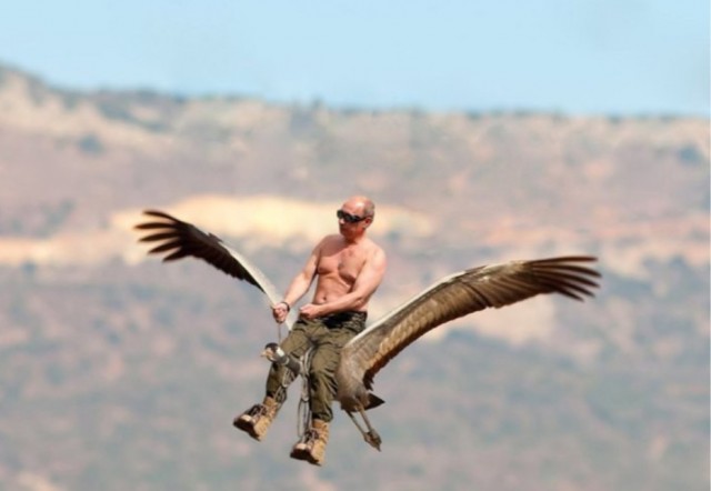 Сейчас в небе над Киевом летает дрон с российским триколором.