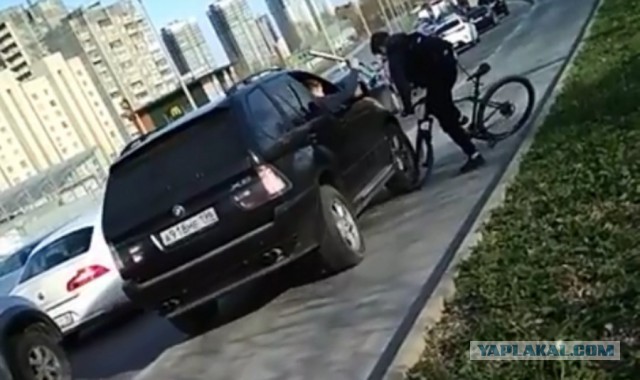 Водителя BMW, наехавшего на велосипедиста на Халтурина, оштрафуют за езду по тротуару