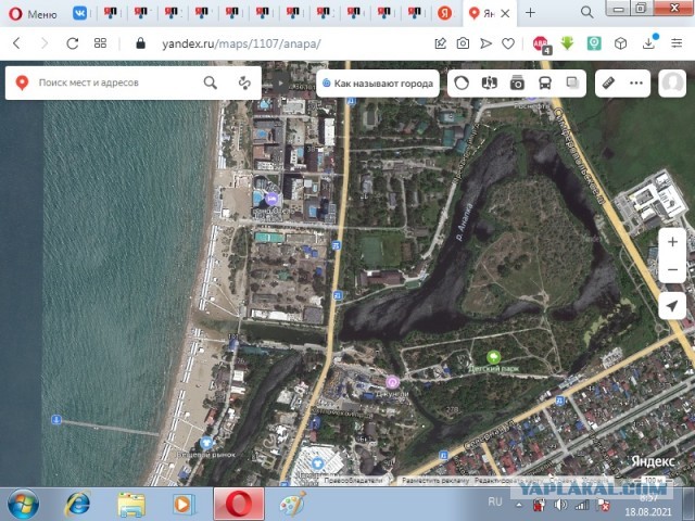 В Анапе что-то гадкое и черное льется из реки в море. Но всем пофигу