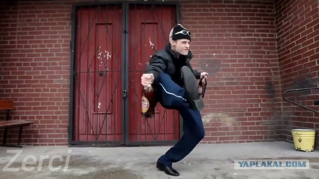 Красиво танцует