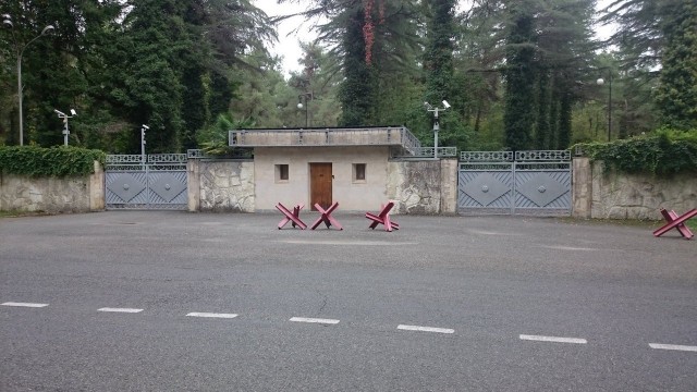 В Абхазии ночью начались акции протеста против передачи России госдачи «Пицунда»