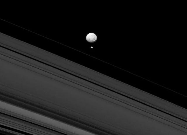 NASA опубликовало удивительные фотографии спутников Сатурна