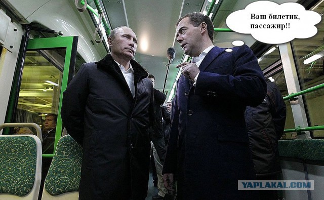 Путин выходит из машины