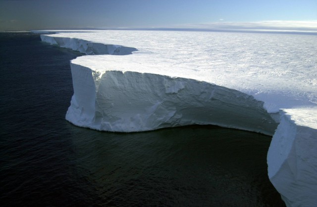 Ледяной горою айсберг...