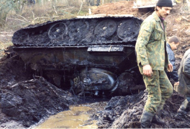 Подъём танка Т-34-76 из озера Жарки в 1998 году