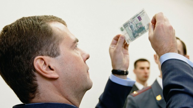 Медведев отказался понижать температуру воды