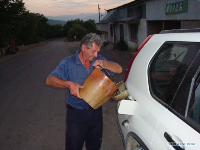 Девчонки знают как заправить тачку