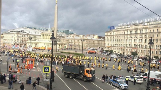 По центру Петербурга прошёл крестный ход с участием местных властей. Автомобилисты пожаловались на крупные пробки