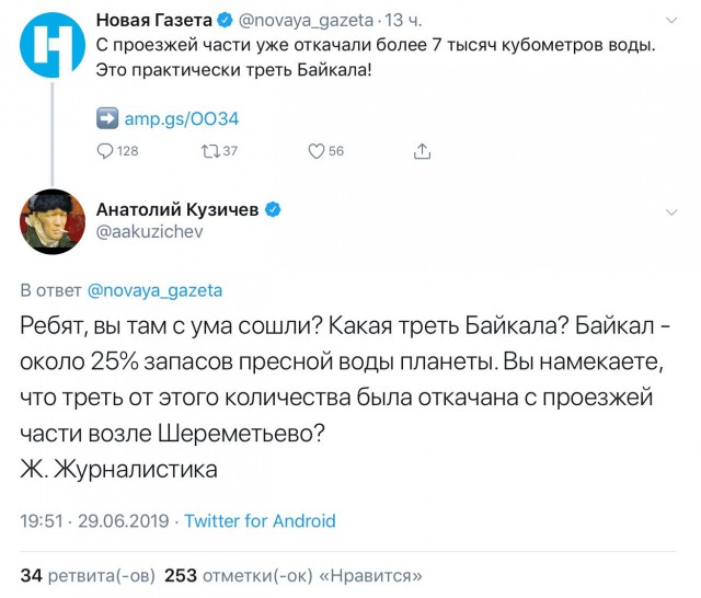 Полицейские Петербурга растаскивают пешеходов, чтобы некто, припарковавшийся на тротуаре, мог объехать пробку.