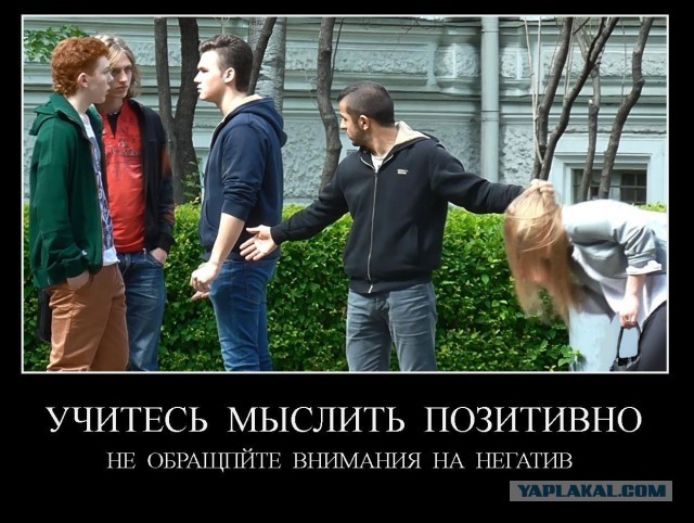 На Сахалине мужчина избил и протащил по улице свою жену. Соседи ничего не делали, просто снимали всё на видео