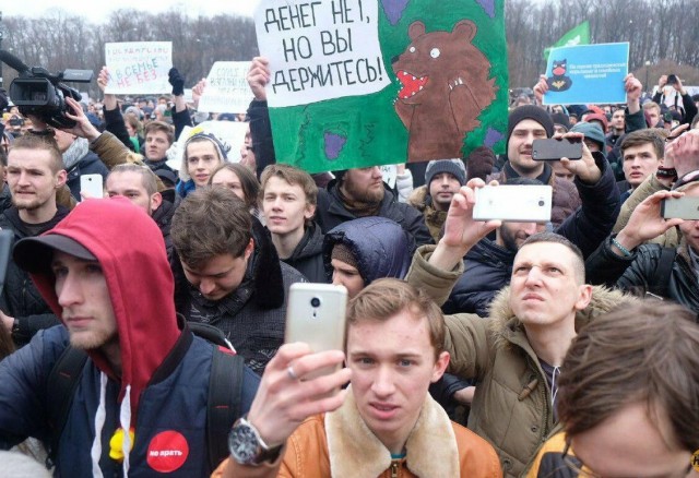 "Страна, которой нет" и "Полная дичь". Фото силовиков на фоне вывесок и надписей