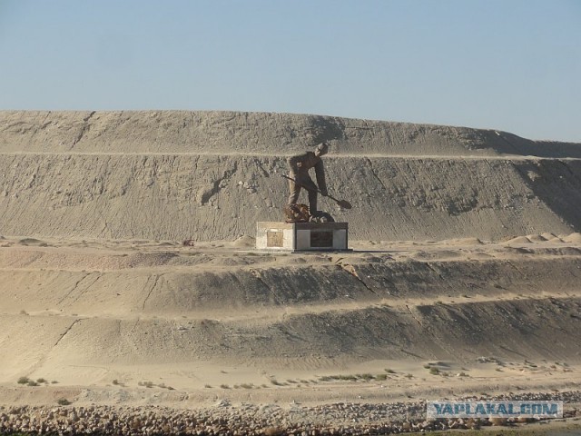 Танкер перекрыл проход через Суэцкий канал