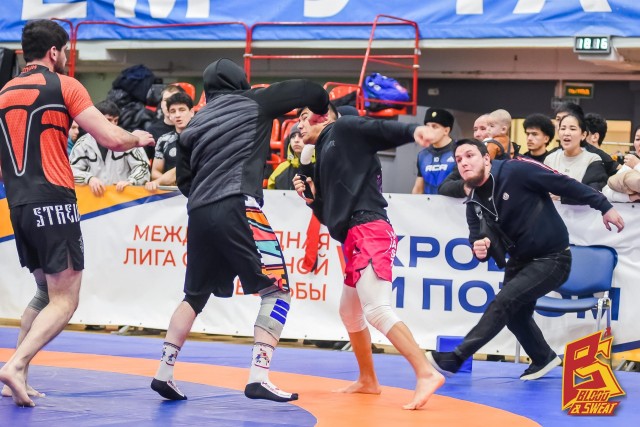 Трех спортсменов арестовали за бои без правил на соревнованиях по грэпплингу во Дворце борьбы.