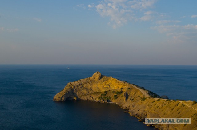 Ростовчанка сорвалась со скалы в Крыму, делая "эффектное селфи"