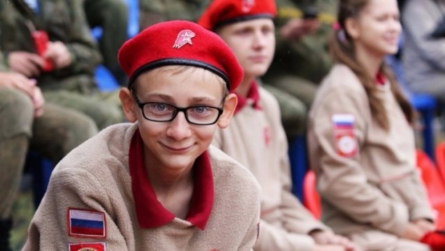 В Туве дети из «Юнармии», поздравляя Путина, встали на колени