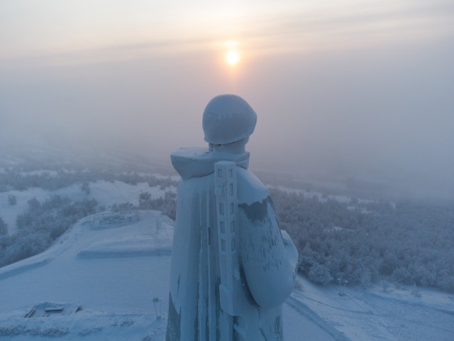 Замерзший памятник Алеша