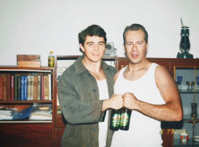 «Один Дома 2», но в России 90-х.