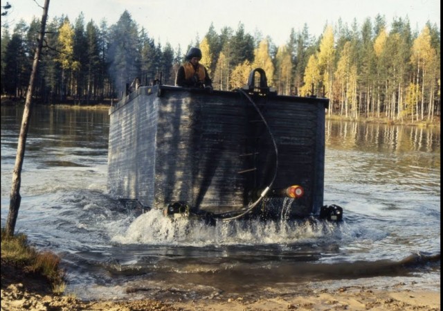 Плавающий безбашенный шведский танк Strv 103