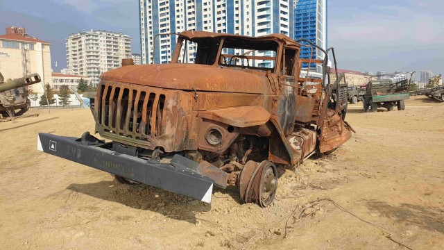 Выставка трофейной военной техники в Баку