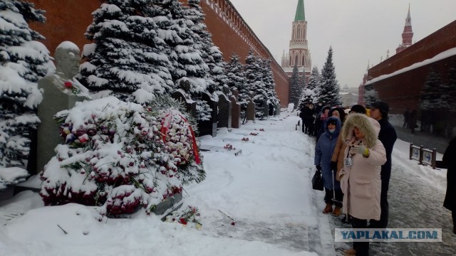 В Госдуме призвали убрать захоронения лидеров СССР с Красной площади