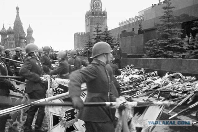 В Москве обезглавили фигуру бабушки с флагом СССР