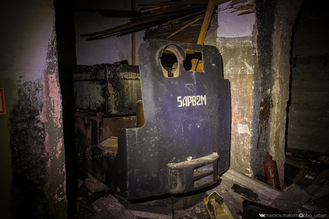 Макет угольной шахты с оборудованием в замурованном здании на окраине Воркуты