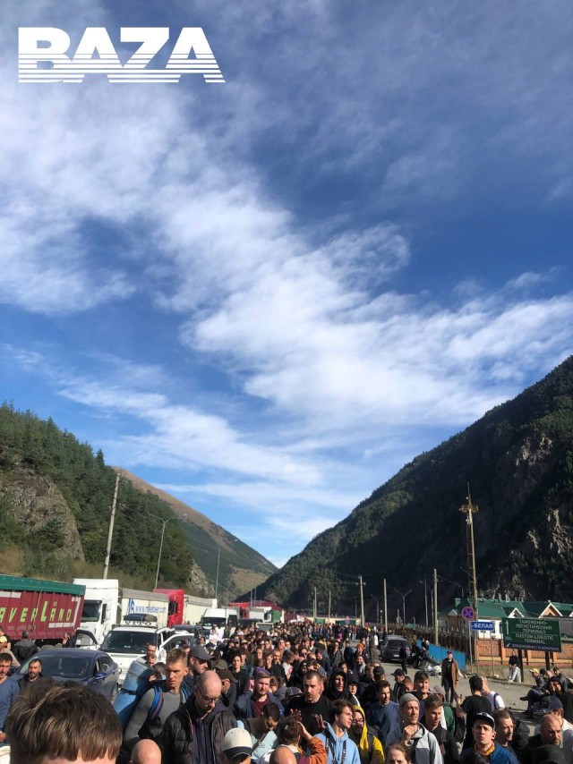 Обстановка у КПП «Верхний Ларс». Люди продолжают стоять в огромных очередях чтобы выехать из России в Грузию