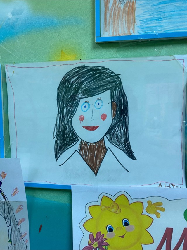 Дети нарисовали своих мам