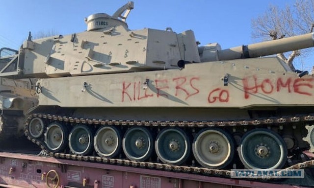 «Убийцы, возвращайтесь домой!»: в Греции остановили поезд с танками США и расписали их красной краской