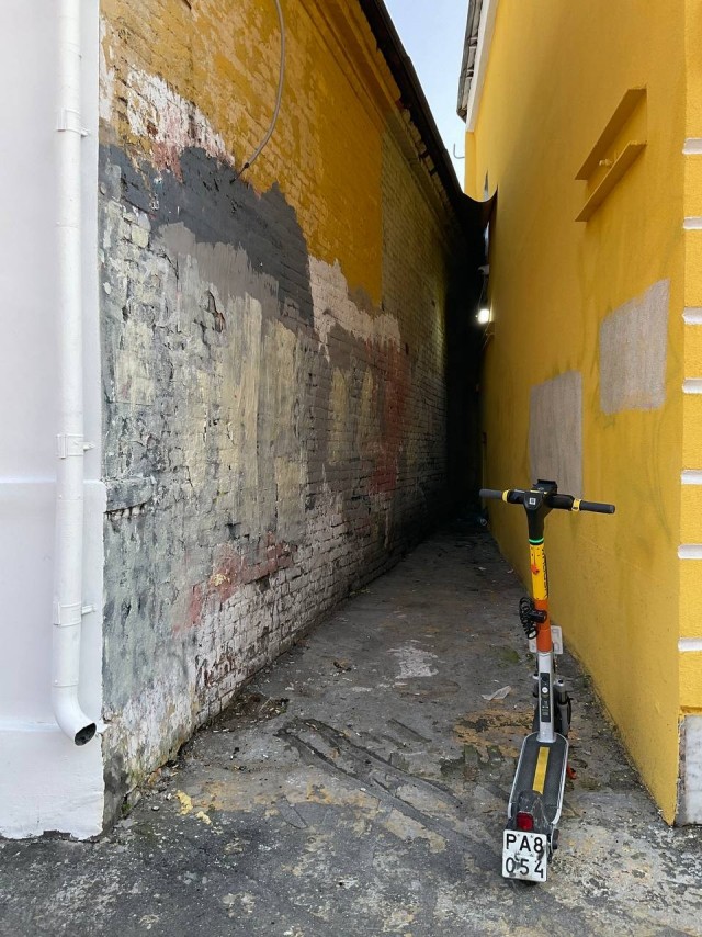 Знаменитый Ссаный угол на Ивановской горке в Москве.