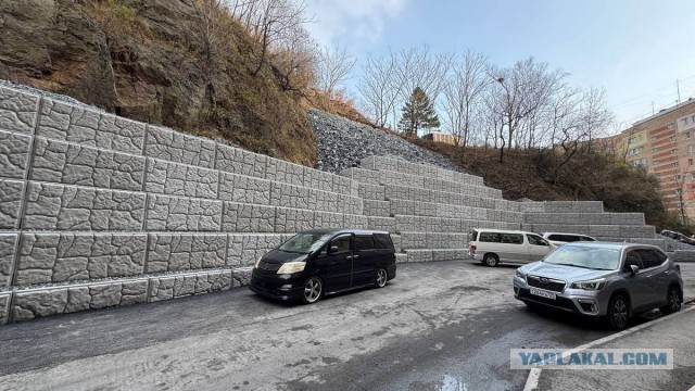 Во Владивостоке подпорная стена похоронила 7 автомобилей