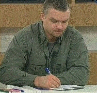 Мужчина в магазине случайно разбил бутылку водки на кассе из-за кефира, который попросила купить жена