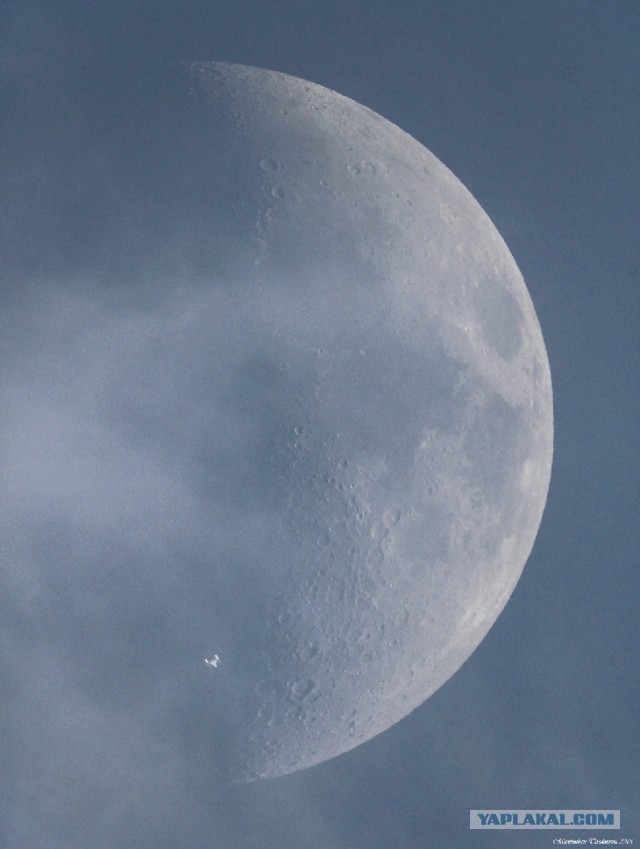 МКС на фоне Луны.