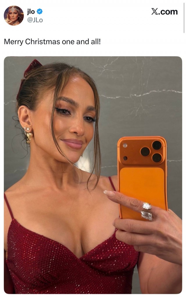 Дженифер Лопес делает селфи