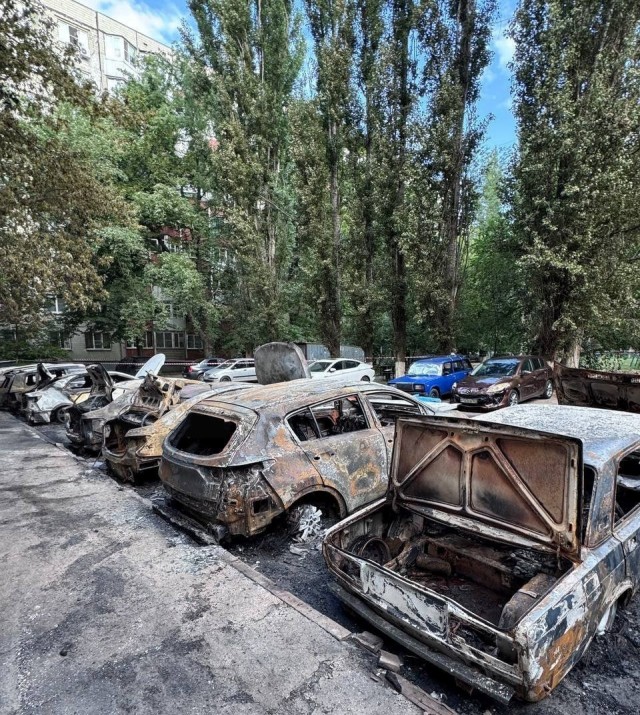 В Ростове на Дону перекуп сжёг АЗС и 21 машину.