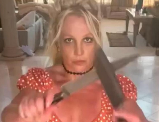 Женщина с двумя кухонными ножами напала на прохожих на Таймс-сквер в Нью-Йорке