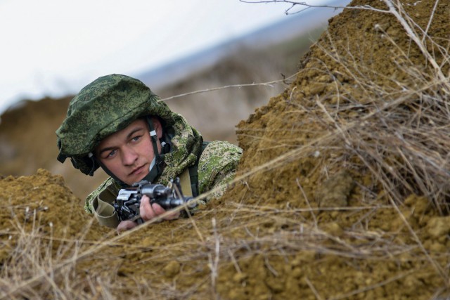 В Крым перебросили 2500 десантников