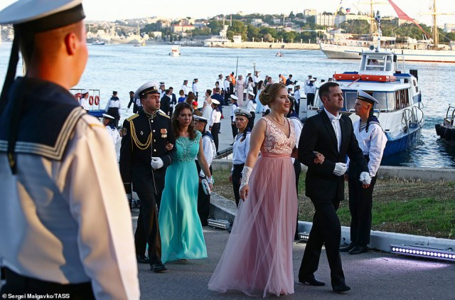 Иностранцы восхитились красотой россиянок на балу в Крыму