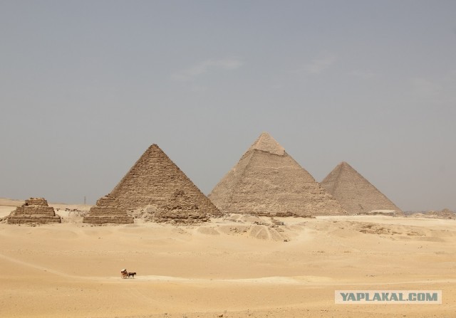 Одни уверены, что Египетские пирамиды построили инопланетяне, другие отрицают. Кто прав?